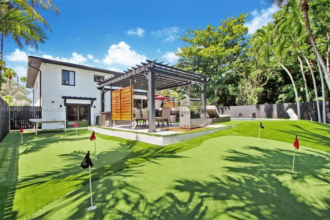 For Sale: $1,600,000 (6 beds, 3 baths, 2431 Square Feet)