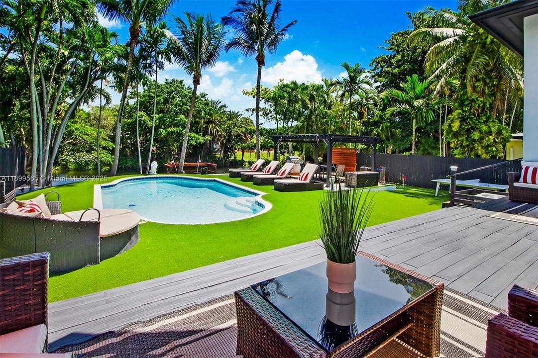 For Sale: $1,600,000 (6 beds, 3 baths, 2431 Square Feet)