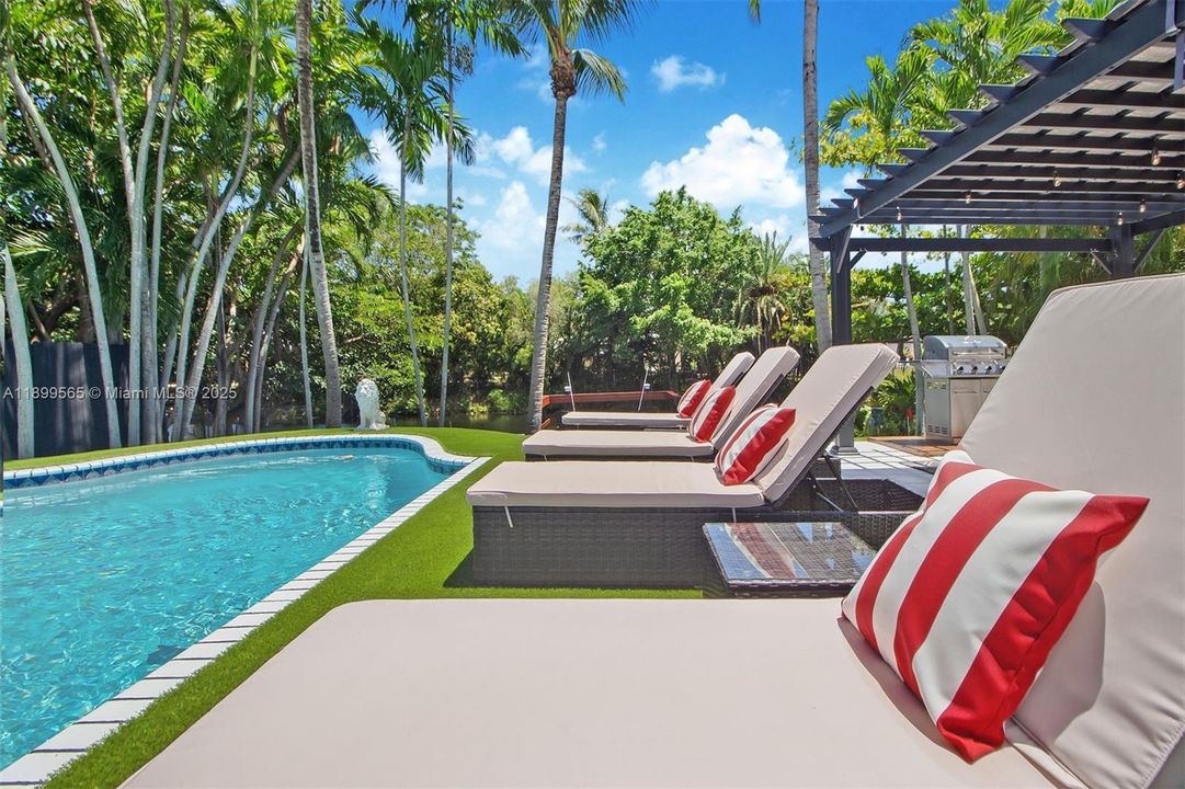 For Sale: $1,600,000 (6 beds, 3 baths, 2431 Square Feet)