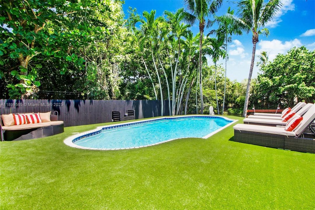 For Sale: $1,600,000 (6 beds, 3 baths, 2431 Square Feet)