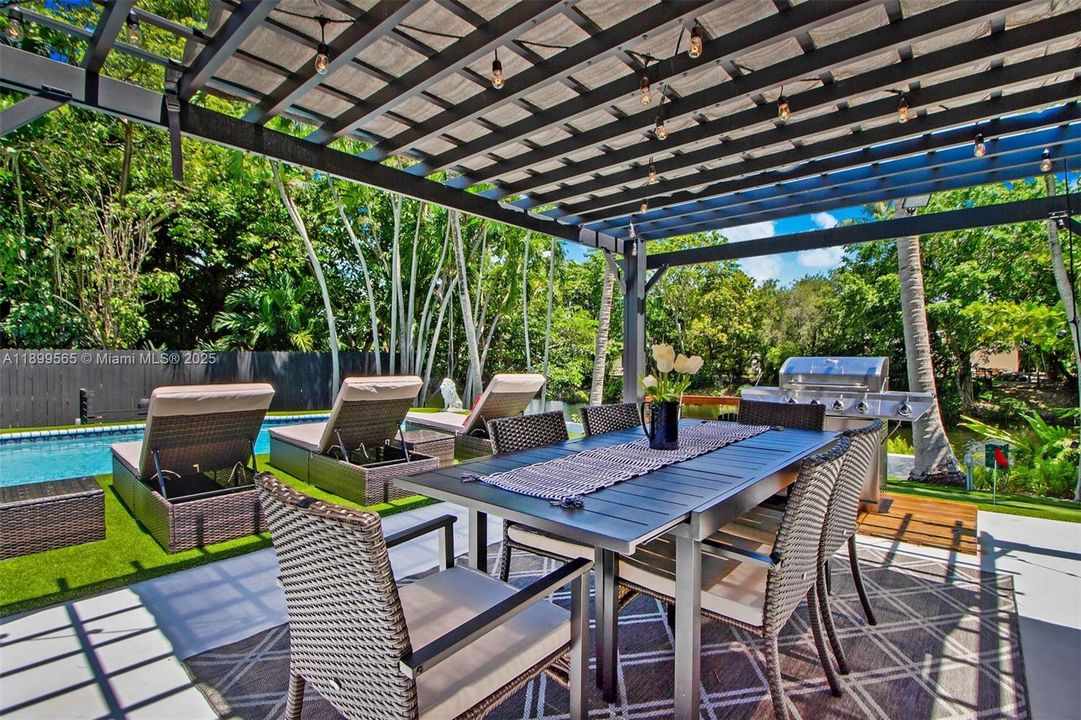 For Sale: $1,600,000 (6 beds, 3 baths, 2431 Square Feet)