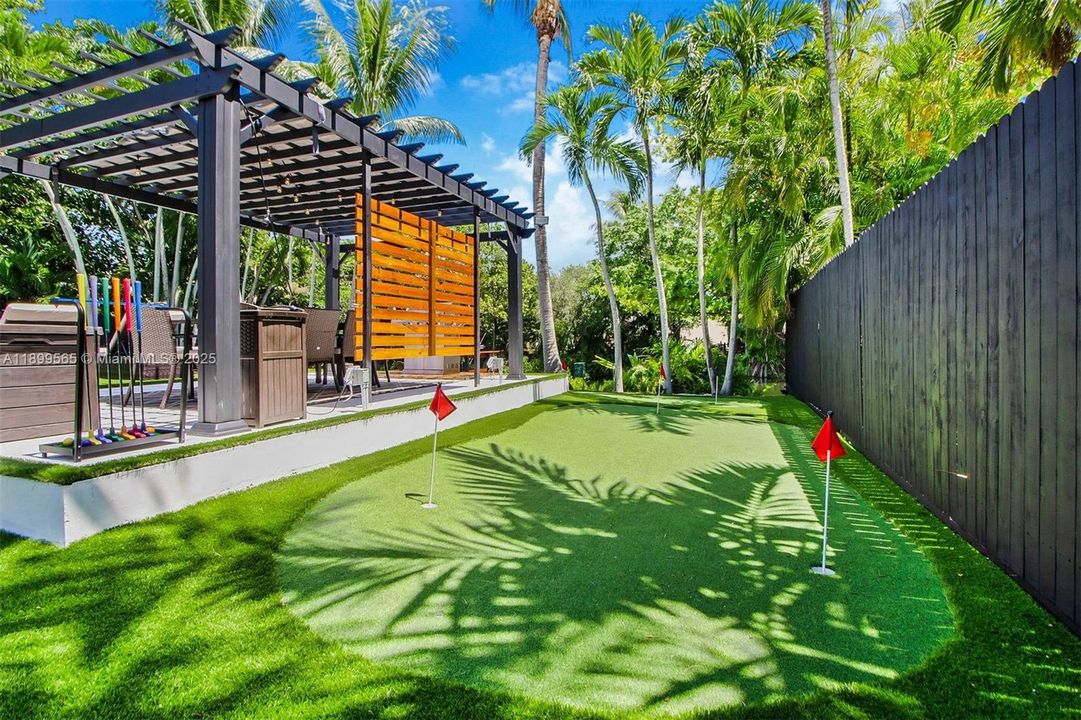 For Sale: $1,600,000 (6 beds, 3 baths, 2431 Square Feet)