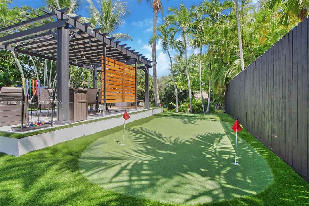 For Sale: $1,600,000 (6 beds, 3 baths, 2431 Square Feet)