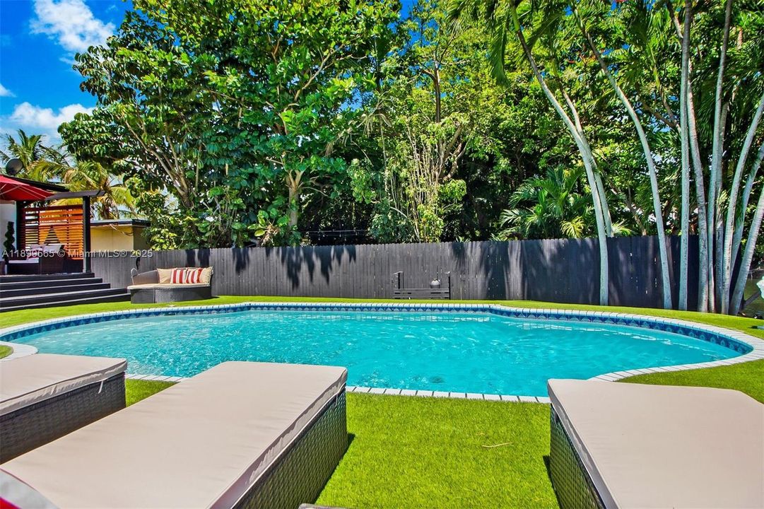 For Sale: $1,600,000 (6 beds, 3 baths, 2431 Square Feet)