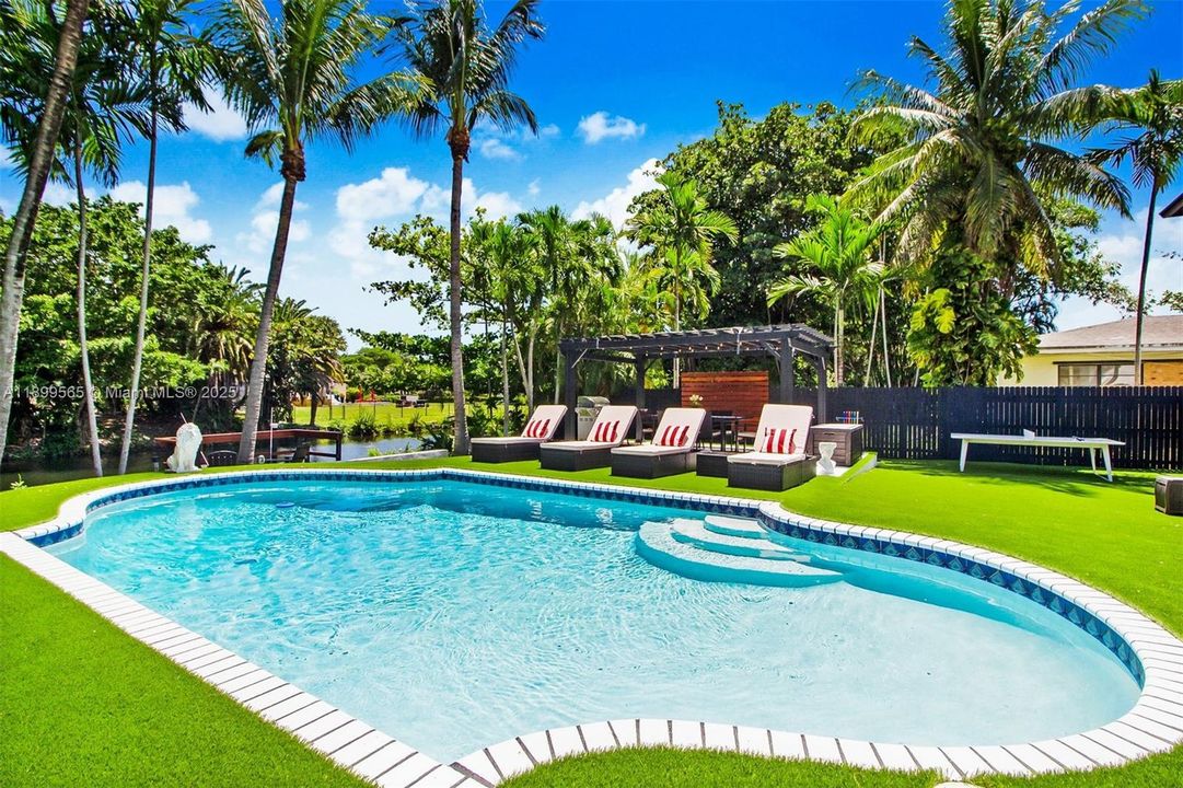 For Sale: $1,600,000 (6 beds, 3 baths, 2431 Square Feet)