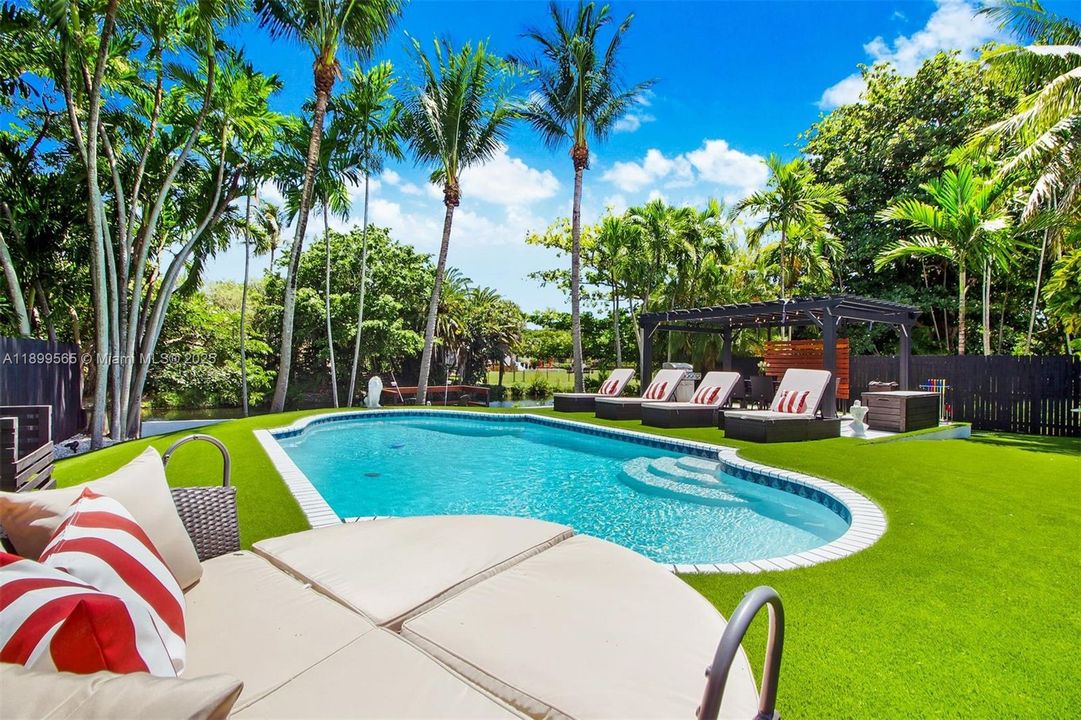 For Sale: $1,600,000 (6 beds, 3 baths, 2431 Square Feet)