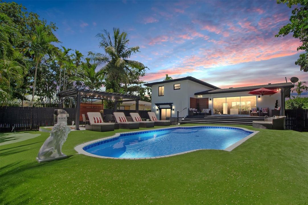 For Sale: $1,600,000 (6 beds, 3 baths, 2431 Square Feet)