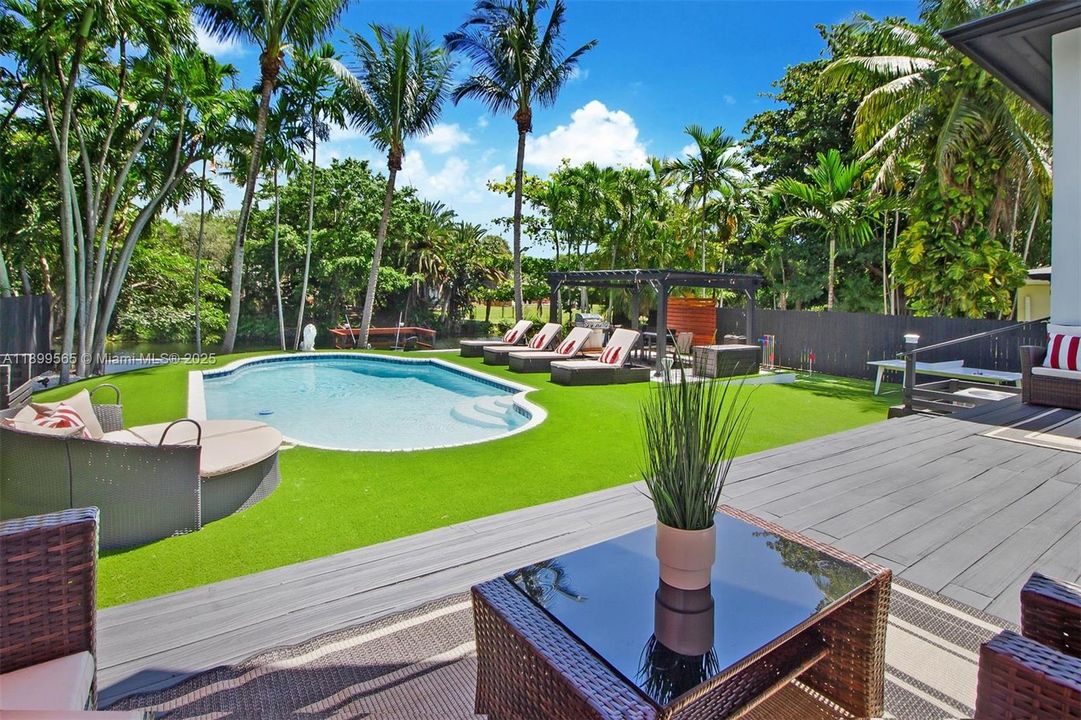 For Sale: $1,600,000 (6 beds, 3 baths, 2431 Square Feet)