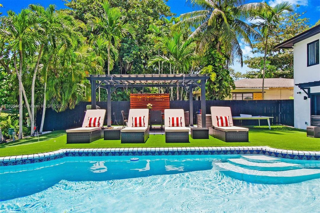 For Sale: $1,600,000 (6 beds, 3 baths, 2431 Square Feet)