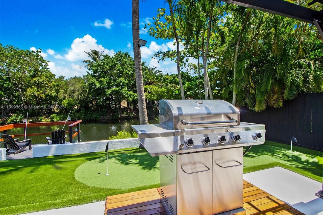 For Sale: $1,600,000 (6 beds, 3 baths, 2431 Square Feet)