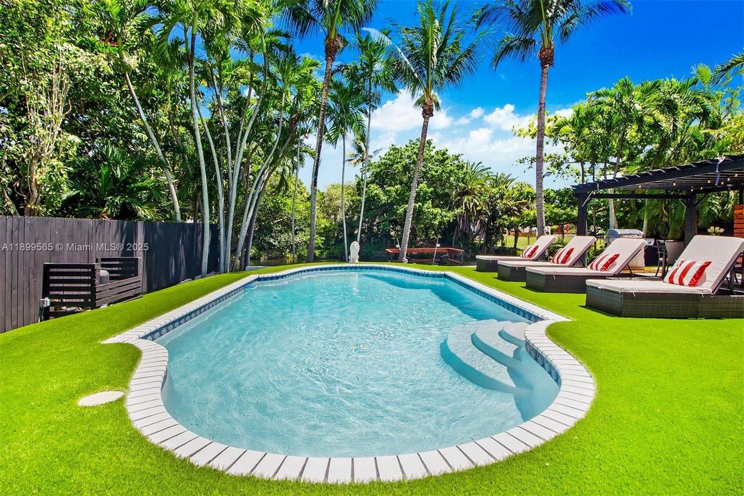 For Sale: $1,600,000 (6 beds, 3 baths, 2431 Square Feet)