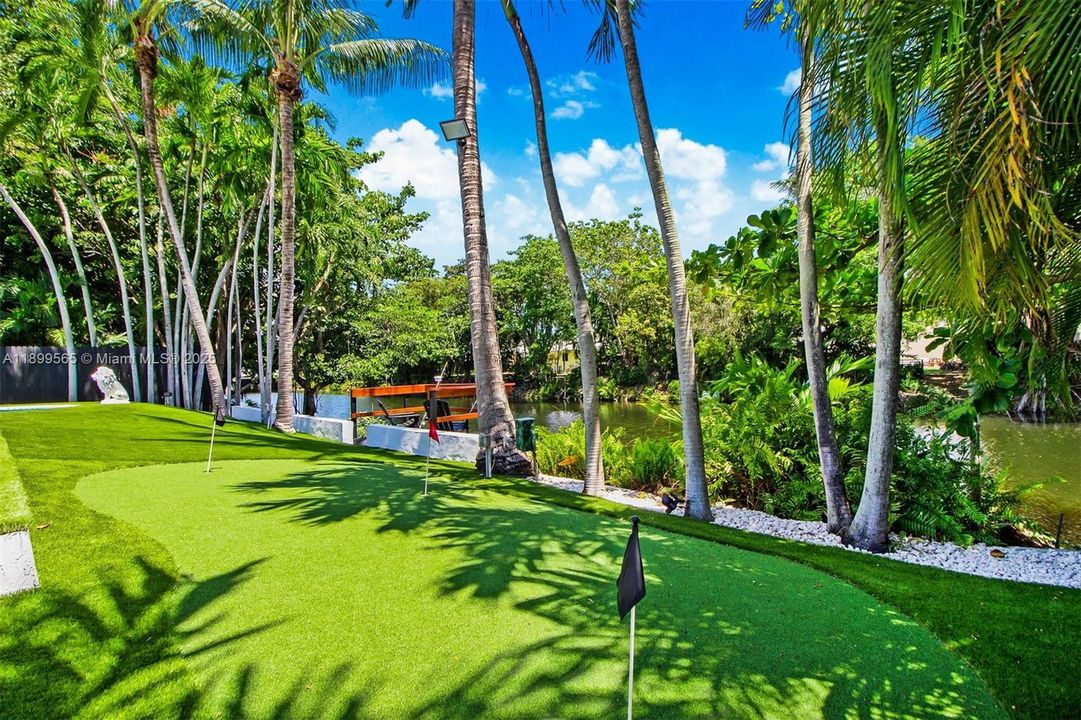 For Sale: $1,600,000 (6 beds, 3 baths, 2431 Square Feet)