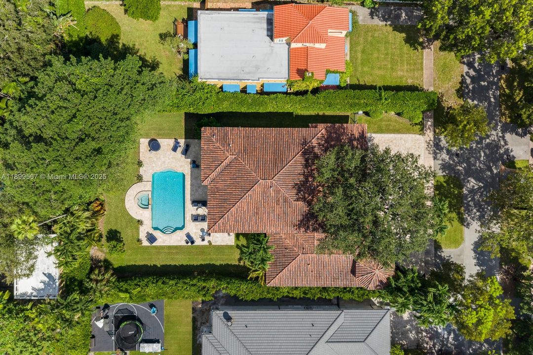 Recently Sold: $5,500,000 (6 beds, 6 baths, 5326 Square Feet)