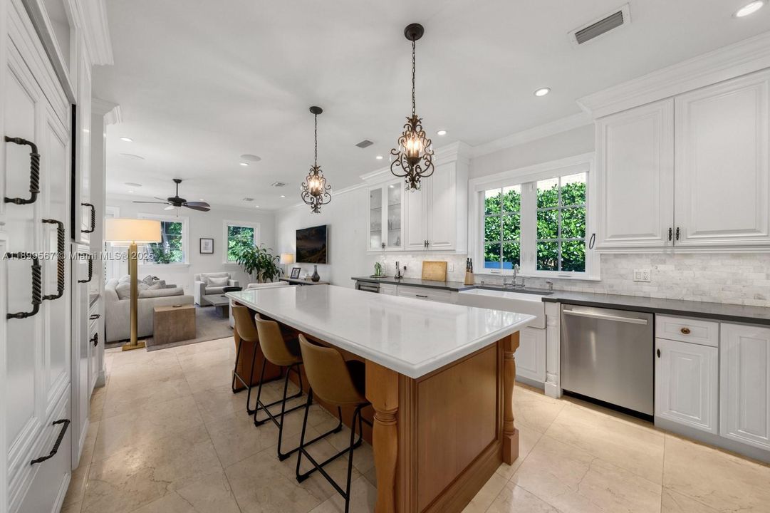 Recently Sold: $5,500,000 (6 beds, 6 baths, 5326 Square Feet)