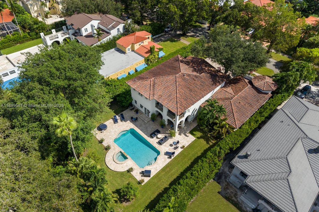 Recently Sold: $5,500,000 (6 beds, 6 baths, 5326 Square Feet)