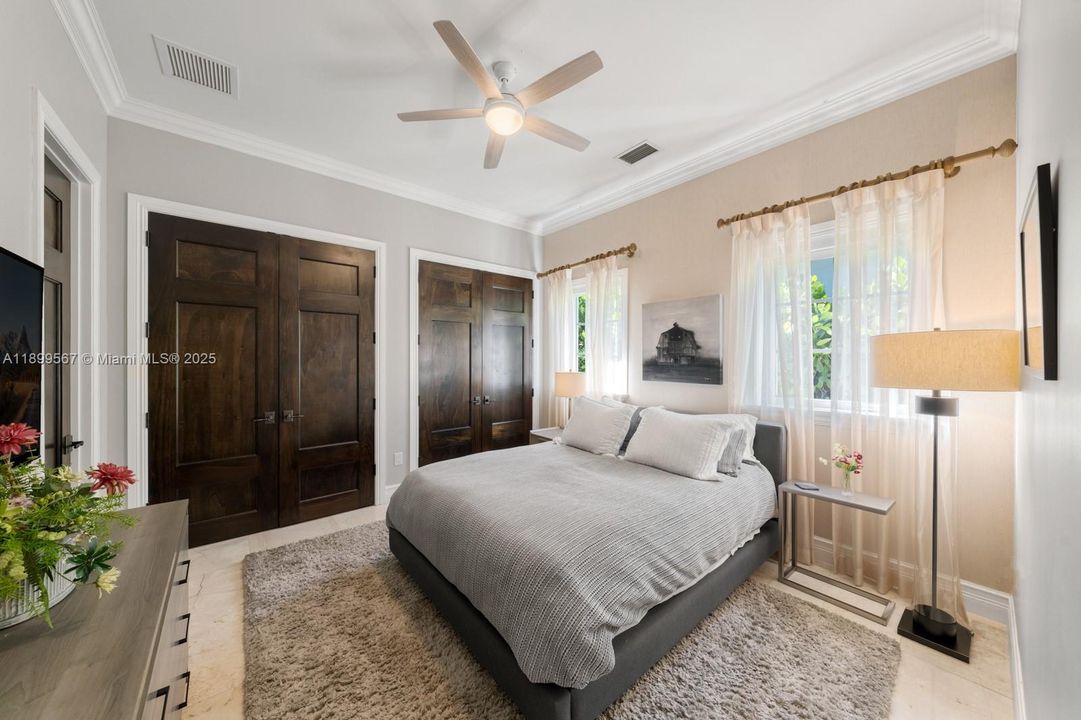 Recently Sold: $5,500,000 (6 beds, 6 baths, 5326 Square Feet)