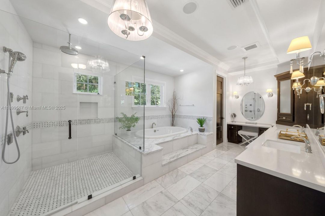 Recently Sold: $5,500,000 (6 beds, 6 baths, 5326 Square Feet)