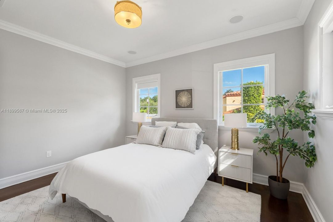 Recently Sold: $5,500,000 (6 beds, 6 baths, 5326 Square Feet)