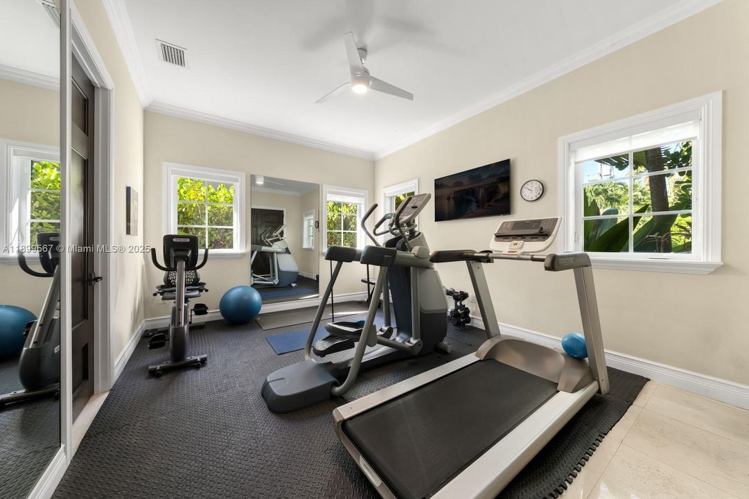 Recently Sold: $5,500,000 (6 beds, 6 baths, 5326 Square Feet)