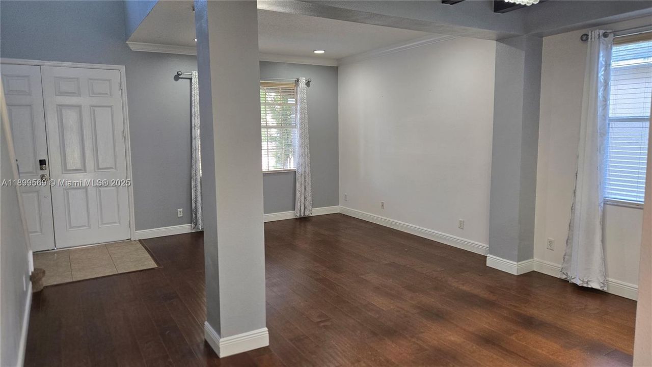 出租: $2,500 (4 贝兹, 3 浴室, 2656 平方英尺)