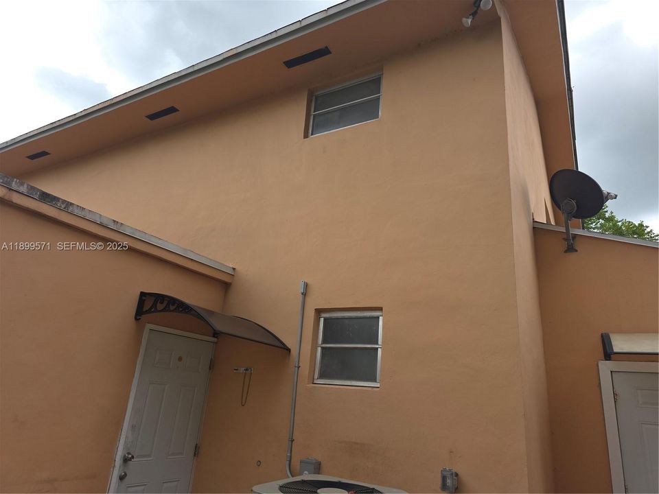 Showing the 2 private entrances for 1 Bd | 1 Bth