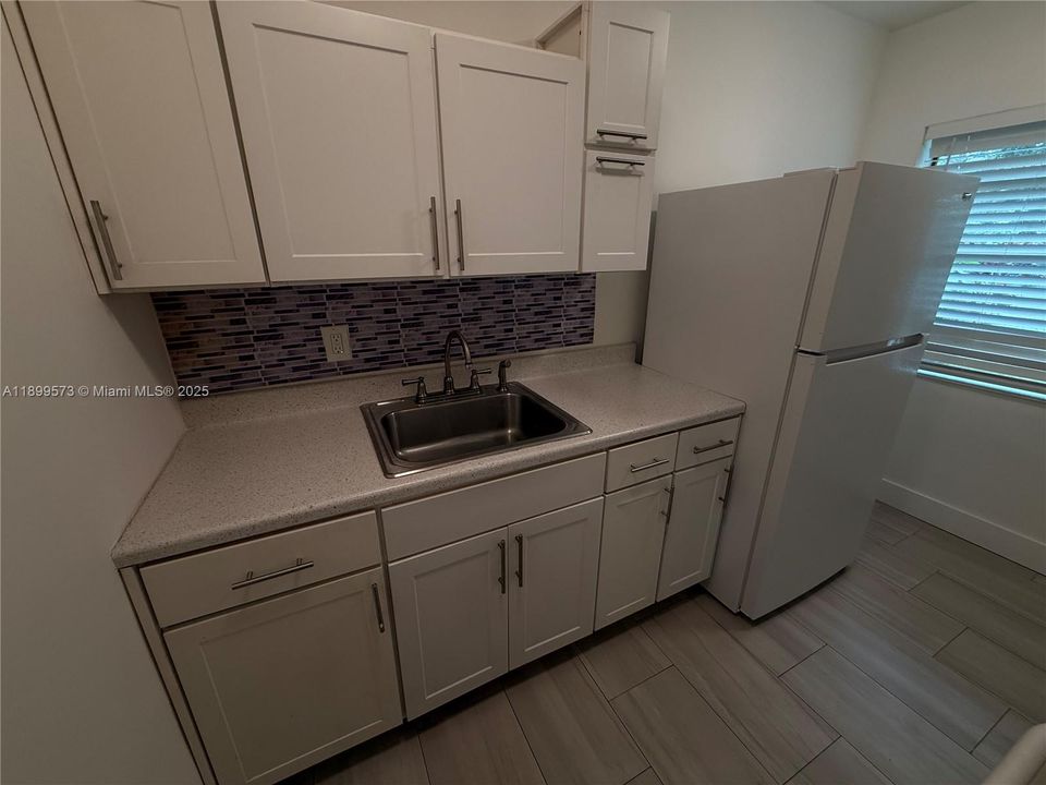 For Rent: $1,700 (1 beds, 1 baths, 1826 Square Feet)