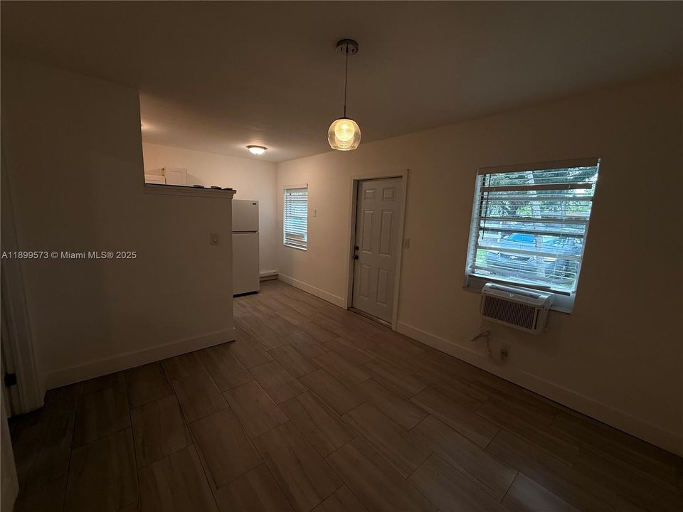 For Rent: $1,700 (1 beds, 1 baths, 1826 Square Feet)