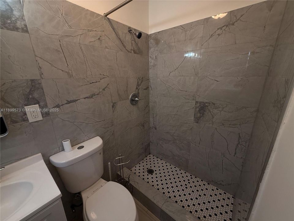 For Rent: $1,700 (1 beds, 1 baths, 1826 Square Feet)