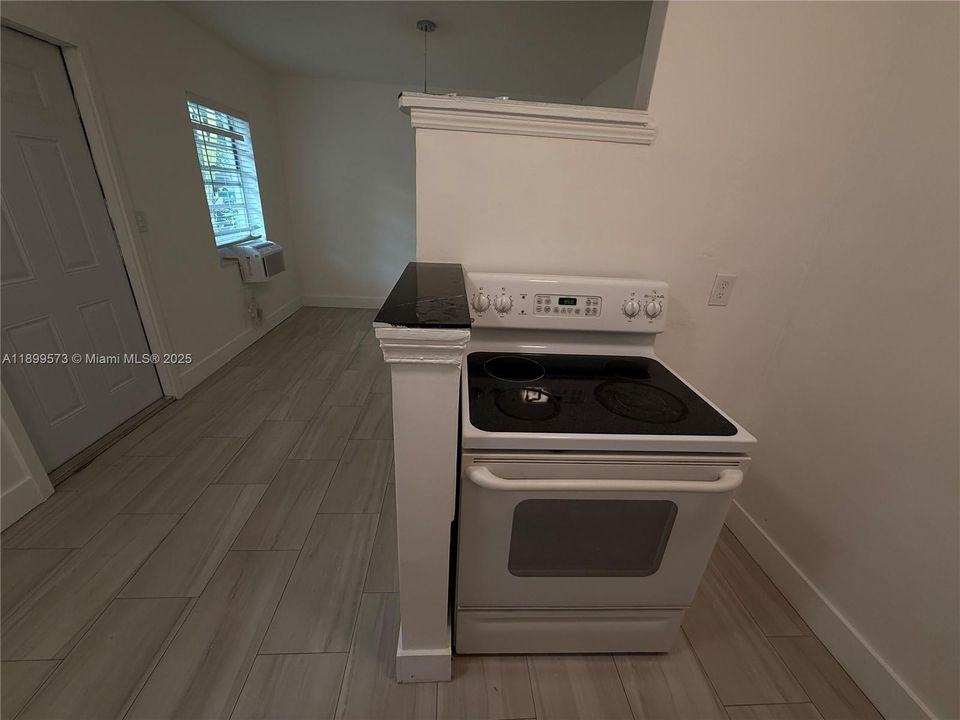 For Rent: $1,700 (1 beds, 1 baths, 1826 Square Feet)