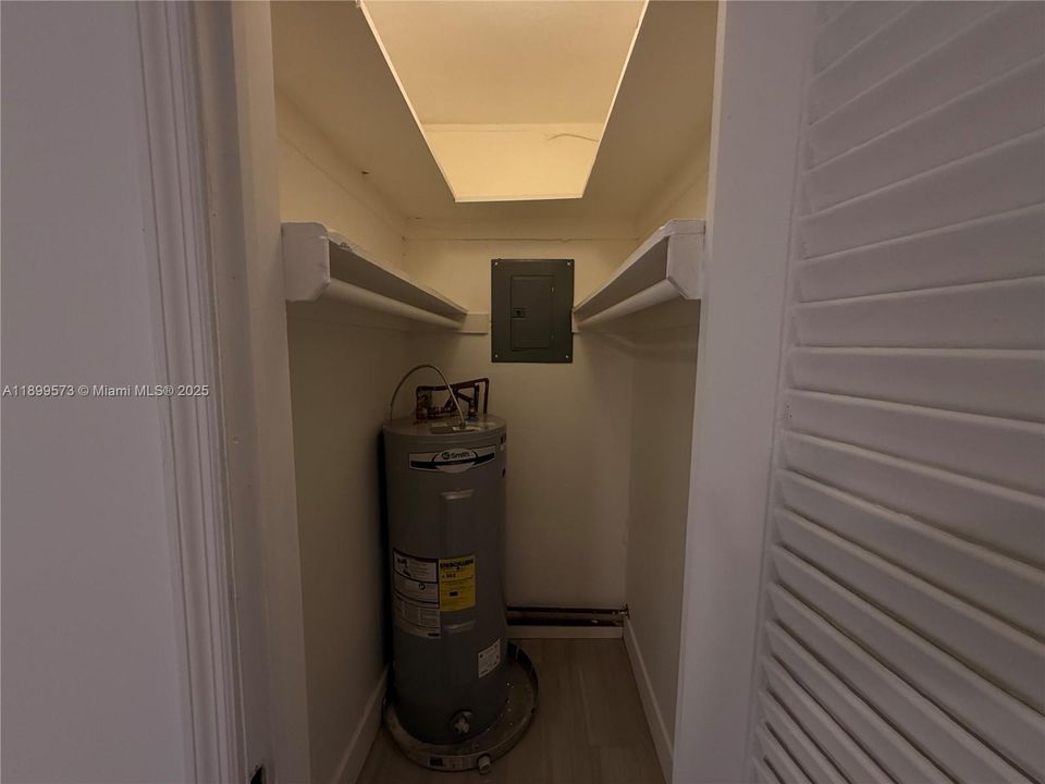 For Rent: $1,700 (1 beds, 1 baths, 1826 Square Feet)