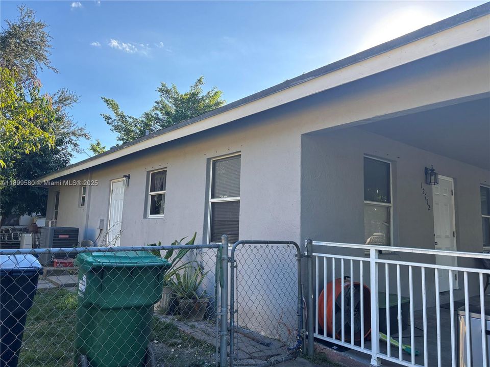 Active With Contract: $299,999 (3 beds, 1 baths, 1118 Square Feet)