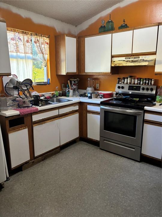 Active With Contract: $299,999 (3 beds, 1 baths, 1118 Square Feet)