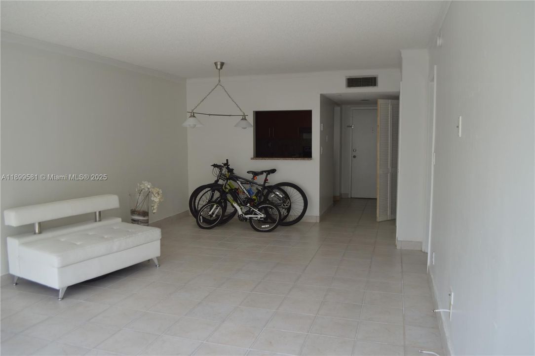 For Rent: $2,050 (1 beds, 1 baths, 845 Square Feet)