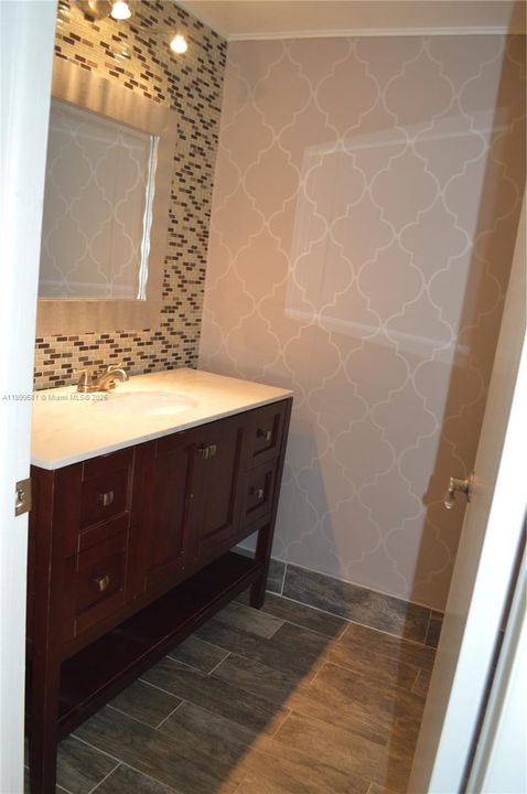 For Rent: $2,050 (1 beds, 1 baths, 845 Square Feet)