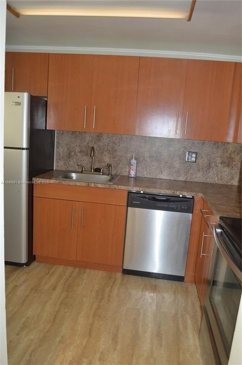 For Rent: $2,050 (1 beds, 1 baths, 845 Square Feet)