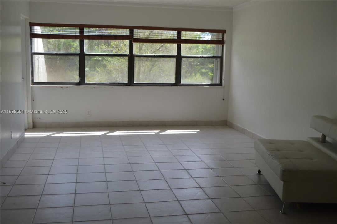 For Rent: $2,050 (1 beds, 1 baths, 845 Square Feet)