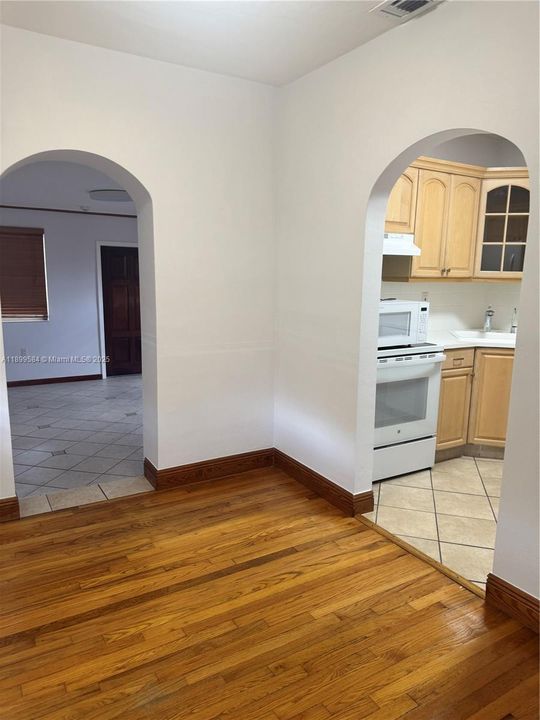 Recently Rented: $2,995 (2 beds, 1 baths, 1177 Square Feet)