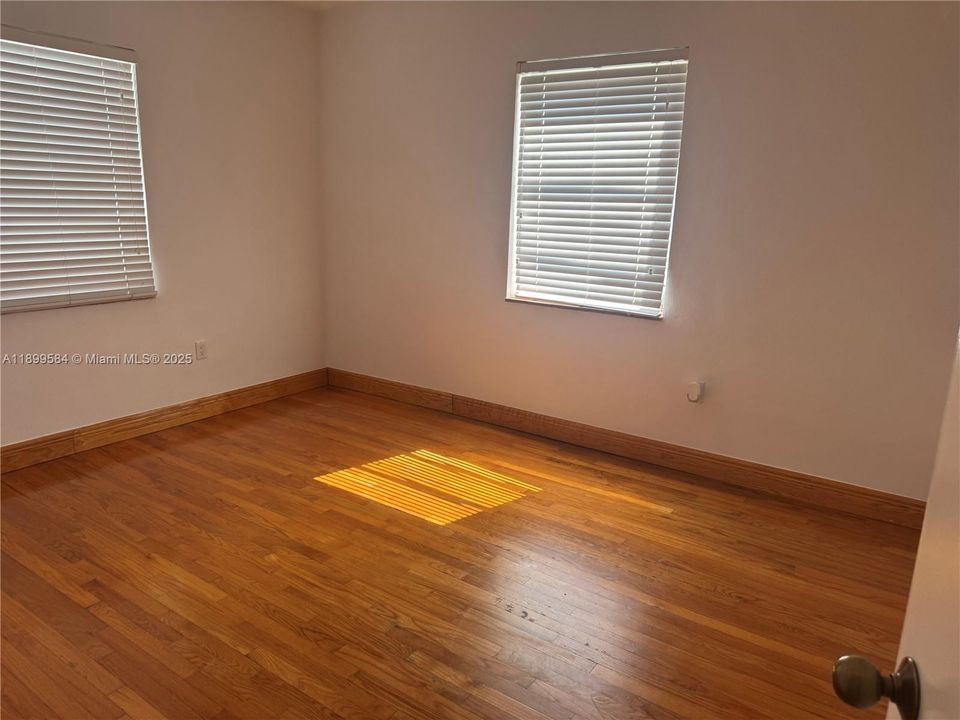 Recently Rented: $2,995 (2 beds, 1 baths, 1177 Square Feet)