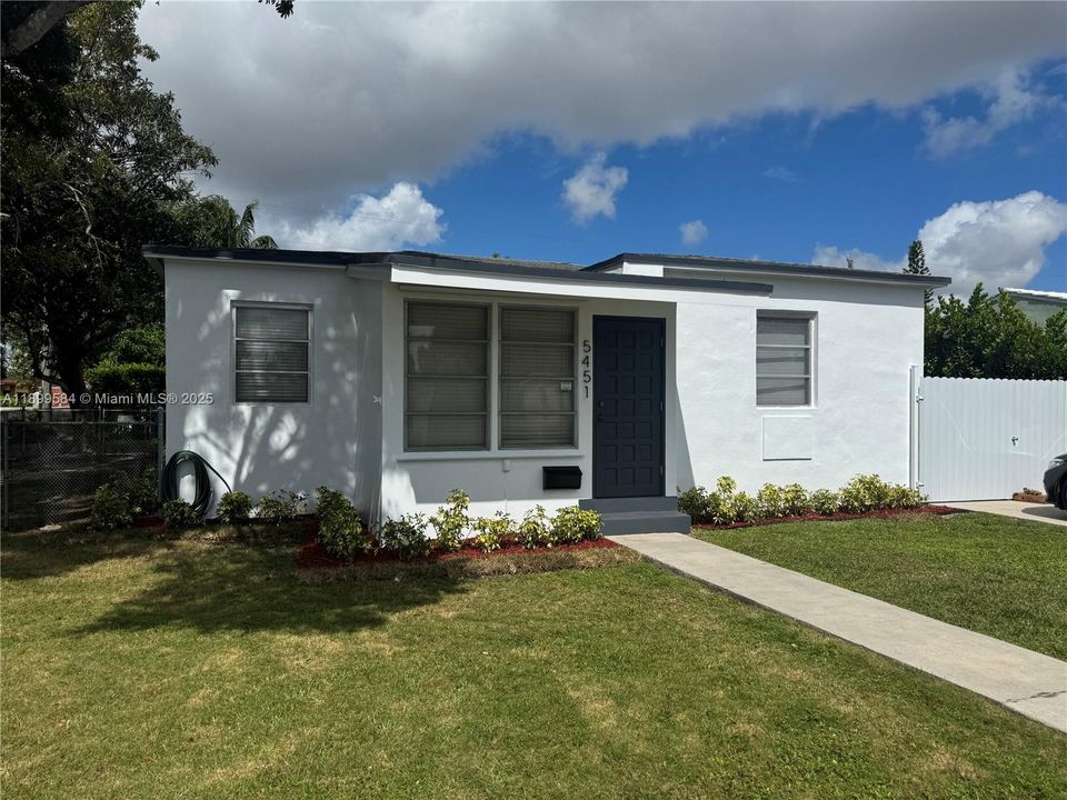 Recently Rented: $2,995 (2 beds, 1 baths, 1177 Square Feet)