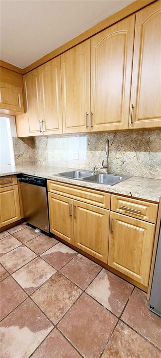 待售: $225,000 (2 贝兹, 2 浴室, 965 平方英尺)