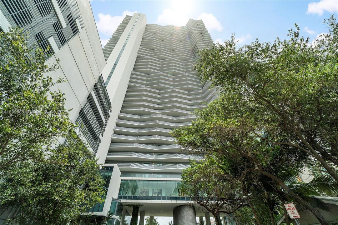 Recently Rented: $4,675 (2 beds, 2 baths, 1107 Square Feet)