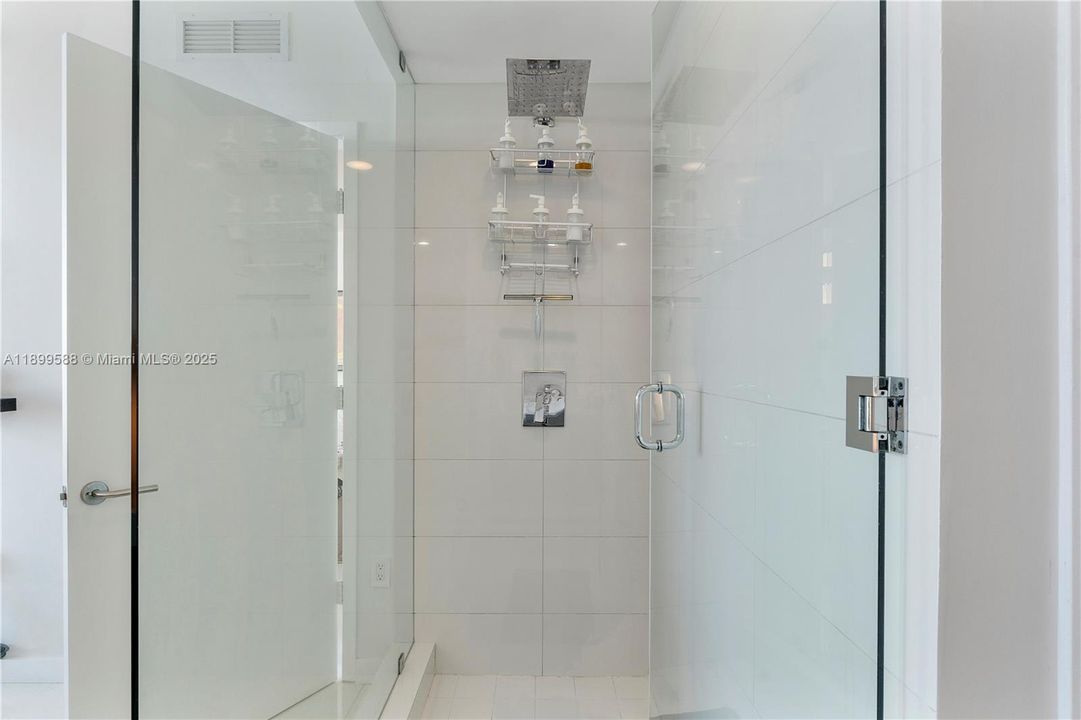 Recently Rented: $4,675 (2 beds, 2 baths, 1107 Square Feet)