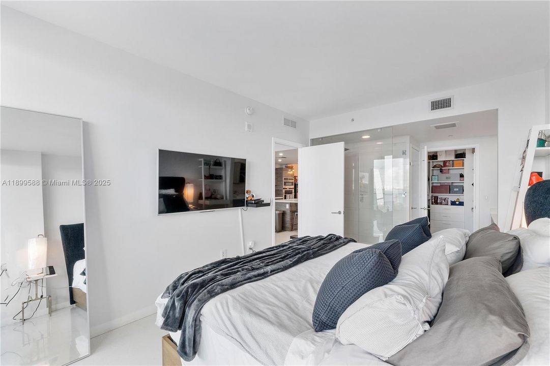 Recently Rented: $4,675 (2 beds, 2 baths, 1107 Square Feet)