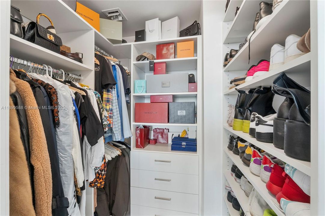 Recently Rented: $4,675 (2 beds, 2 baths, 1107 Square Feet)