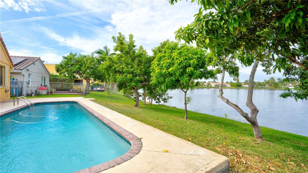 En Venta: $795,000 (3 camas, 2 baños, 1740 Pies cuadrados)