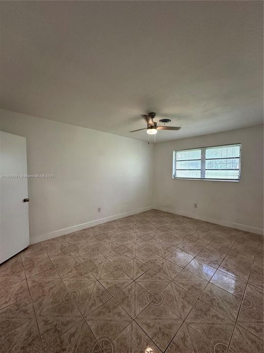 出租: $2,000 (2 贝兹, 2 浴室, 2158 平方英尺)