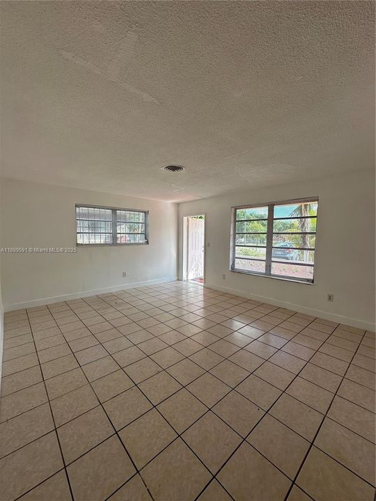 出租: $2,000 (2 贝兹, 2 浴室, 2158 平方英尺)