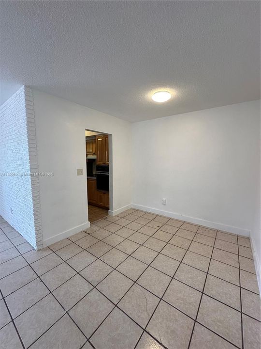 出租: $2,000 (2 贝兹, 2 浴室, 2158 平方英尺)