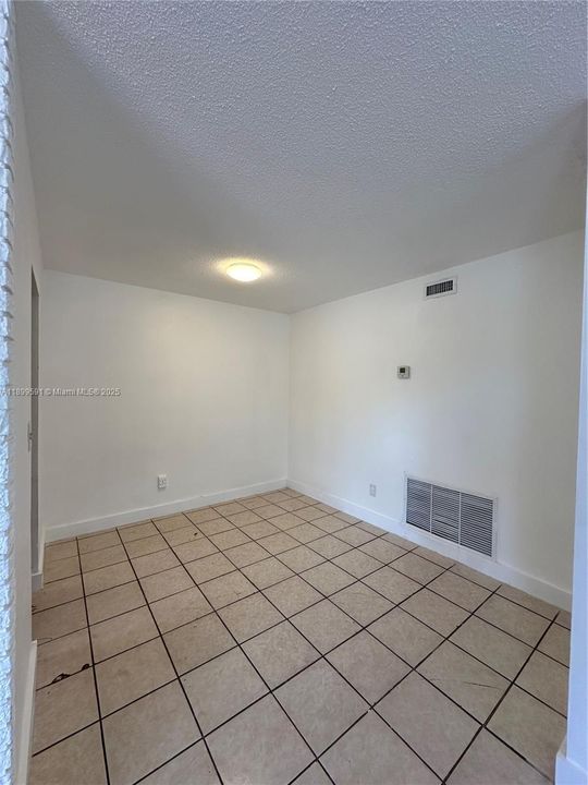 出租: $2,000 (2 贝兹, 2 浴室, 2158 平方英尺)