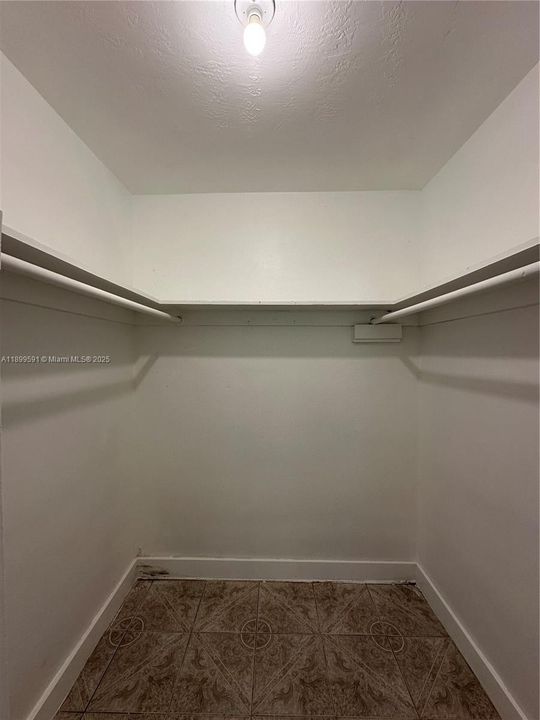 出租: $2,000 (2 贝兹, 2 浴室, 2158 平方英尺)